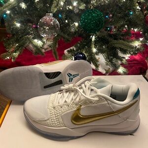 Sz 9.5 Mens Nike Kobe 5 Protro
Undefeated What If (White)